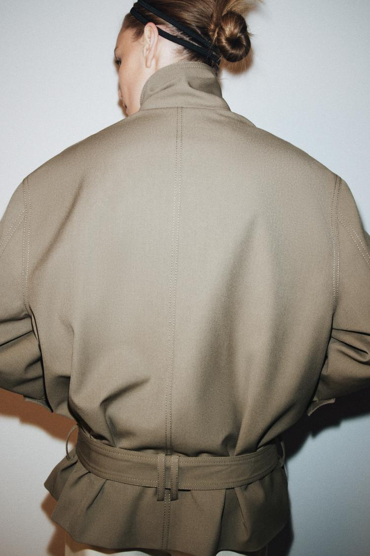 Chaqueta fluida con cinturón